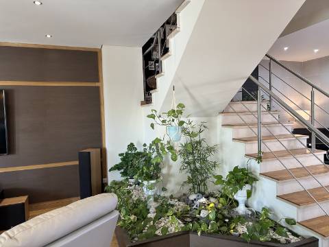 Magnífica Moradia T5 com excelentes áreas - Espaço, Conforto e Elegância!