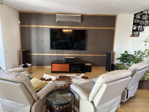 Magnífica Moradia T5 com excelentes áreas - Espaço, Conforto e Elegância!