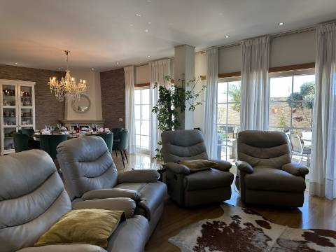 Magnífica Moradia T5 com excelentes áreas - Espaço, Conforto e Elegância!