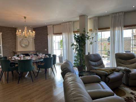 Magnífica Moradia T5 com excelentes áreas - Espaço, Conforto e Elegância!