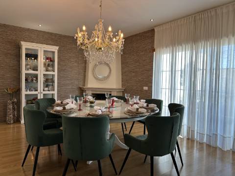 Magnífica Moradia T5 com excelentes áreas - Espaço, Conforto e Elegância!