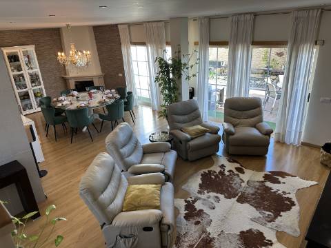 Magnífica Moradia T5 com excelentes áreas - Espaço, Conforto e Elegância!