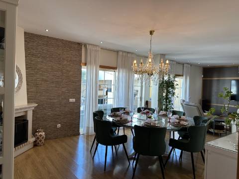 Magnífica Moradia T5 com excelentes áreas - Espaço, Conforto e Elegância!