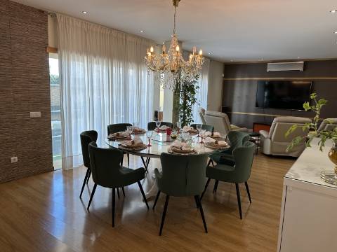 Magnífica Moradia T5 com excelentes áreas - Espaço, Conforto e Elegância!