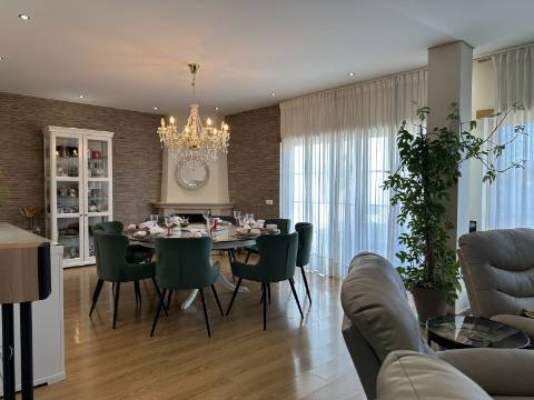 Magnífica Moradia T5 com excelentes áreas - Espaço, Conforto e Elegância!