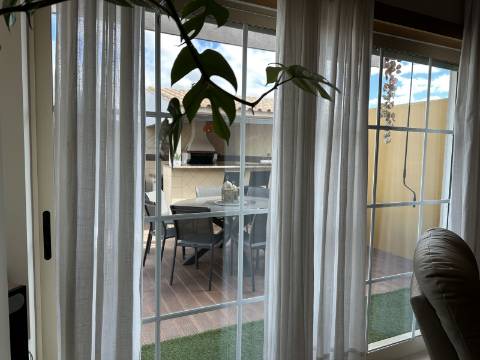 Magnífica Moradia T5 com excelentes áreas - Espaço, Conforto e Elegância!