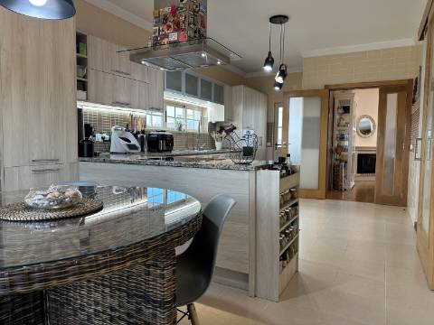 Magnífica Moradia T5 com excelentes áreas - Espaço, Conforto e Elegância!