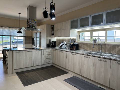 Magnífica Moradia T5 com excelentes áreas - Espaço, Conforto e Elegância!