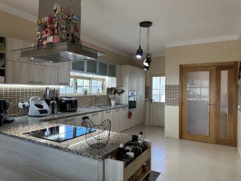 Magnífica Moradia T5 com excelentes áreas - Espaço, Conforto e Elegância!