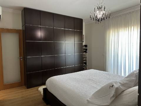 Magnífica Moradia T5 com excelentes áreas - Espaço, Conforto e Elegância!