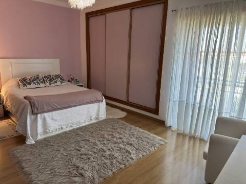 Magnífica Moradia T5 com excelentes áreas - Espaço, Conforto e Elegância!