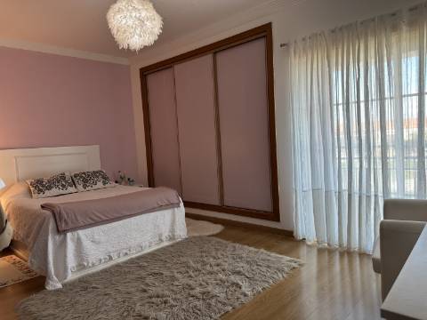 Magnífica Moradia T5 com excelentes áreas - Espaço, Conforto e Elegância!