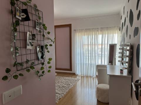 Magnífica Moradia T5 com excelentes áreas - Espaço, Conforto e Elegância!