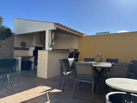 Magnífica Moradia T5 com excelentes áreas - Espaço, Conforto e Elegância!