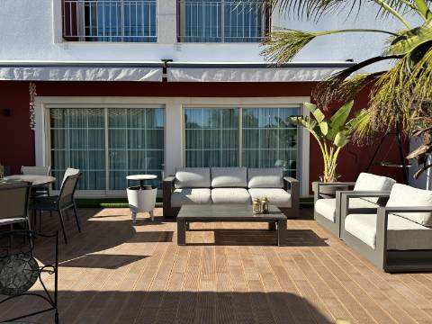 Magnífica Moradia T5 com excelentes áreas - Espaço, Conforto e Elegância!