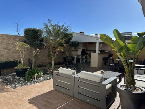 Magnífica Moradia T5 com excelentes áreas - Espaço, Conforto e Elegância!