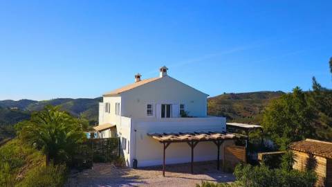 Exclusiva Moradia V4 Com Piscina e Vista Deslumbrante.