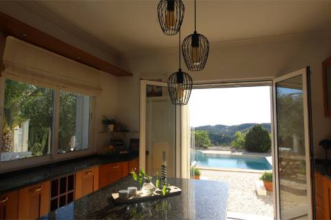 Exclusiva Moradia V4 Com Piscina e Vista Deslumbrante.