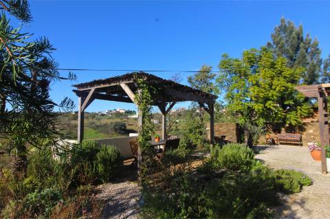 Exclusiva Moradia V4 Com Piscina e Vista Deslumbrante.