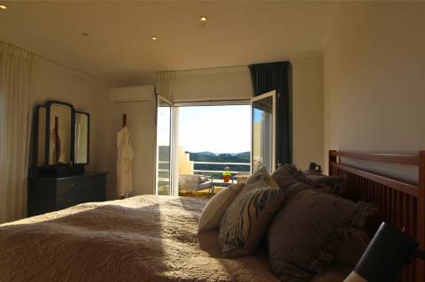 Exclusiva Moradia V4 Com Piscina e Vista Deslumbrante.