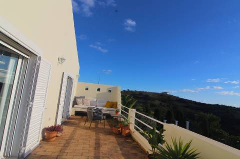 Exclusiva Moradia V4 Com Piscina e Vista Deslumbrante.