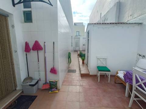 Casa típica com quintal em Olhão.