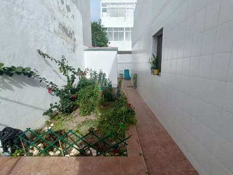 Casa típica com quintal em Olhão.