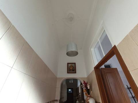 Casa típica com quintal em Olhão.