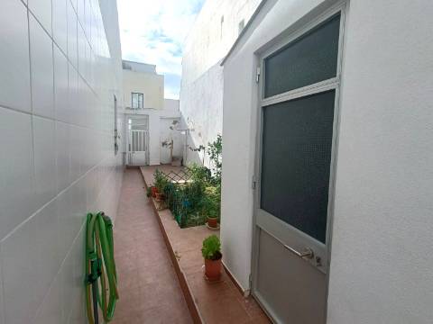 Casa típica com quintal em Olhão.