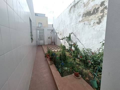 Casa típica com quintal em Olhão.