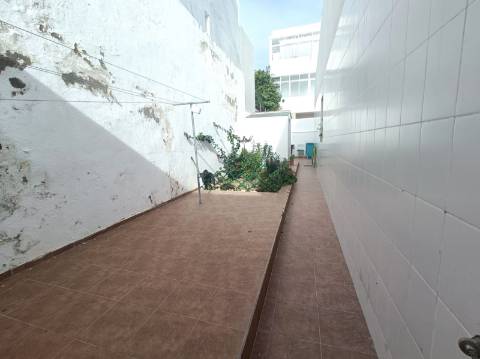 Casa típica com quintal em Olhão.