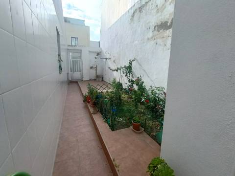 Casa típica com quintal em Olhão.