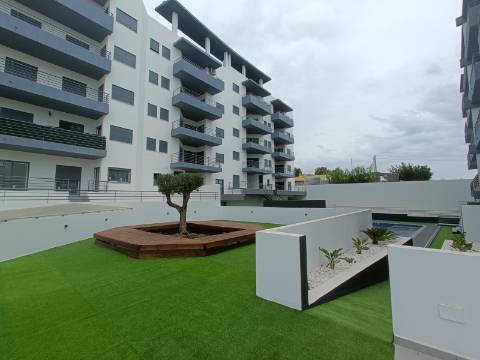 Apartamento T4 em Condomínio com Piscina .