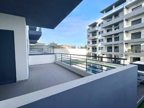 Apartamento T4 em Condomínio com Piscina .