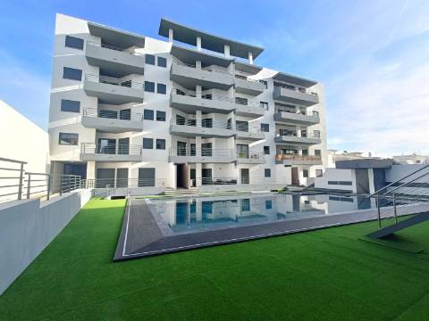 Apartamento T4 em Condomínio com Piscina .