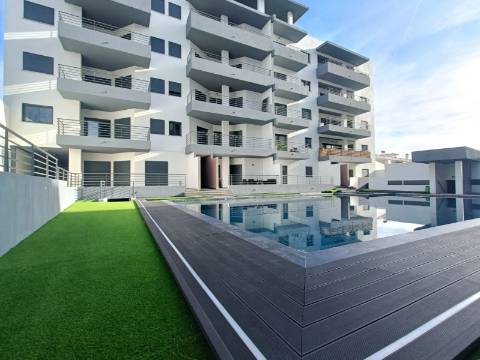 Apartamento T4 em Condomínio com Piscina .