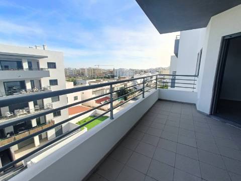 Apartamento T4 em Condomínio com Piscina .