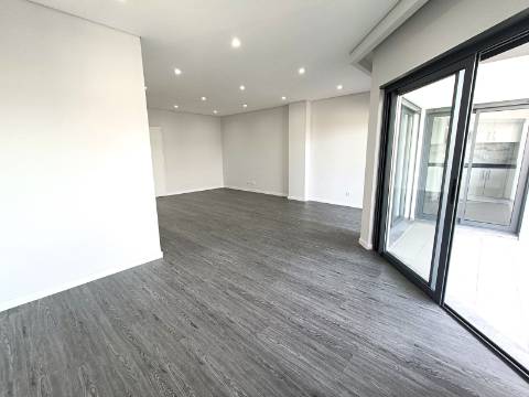 Apartamento T4 em Condomínio com Piscina .