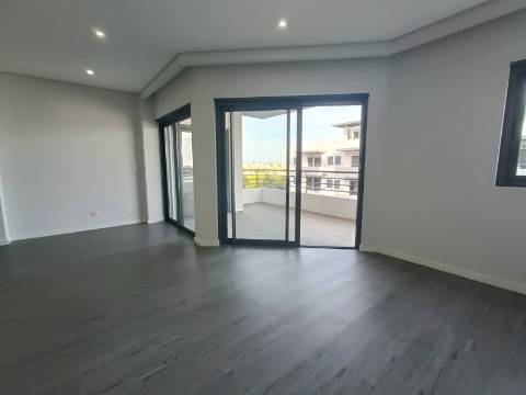 Apartamento T4 em Condomínio com Piscina .