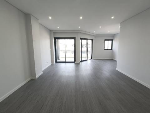 Apartamento T4 em Condomínio com Piscina .