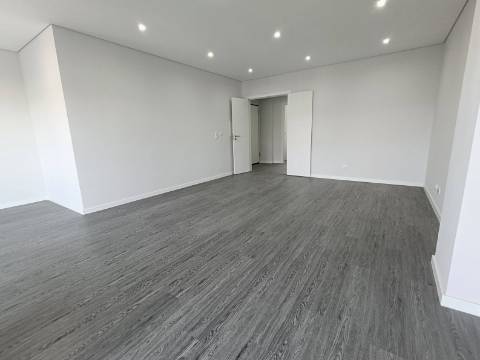 Apartamento T4 em Condomínio com Piscina .
