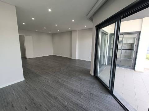 Apartamento T4 em Condomínio com Piscina .