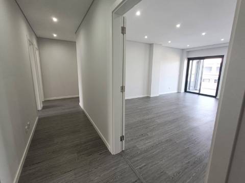 Apartamento T4 em Condomínio com Piscina .