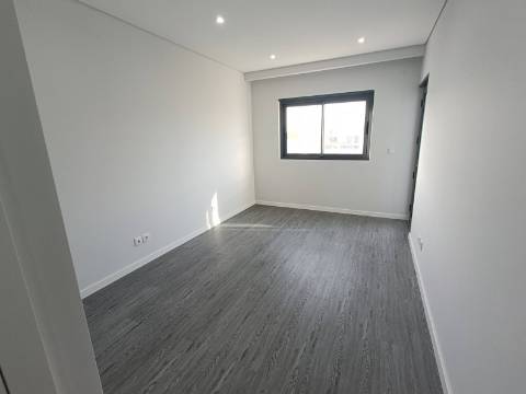 Apartamento T4 em Condomínio com Piscina .
