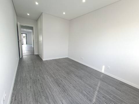 Apartamento T4 em Condomínio com Piscina .