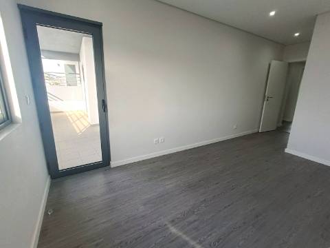 Apartamento T4 em Condomínio com Piscina .