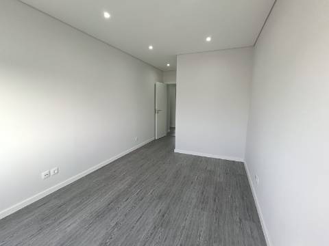 Apartamento T4 em Condomínio com Piscina .