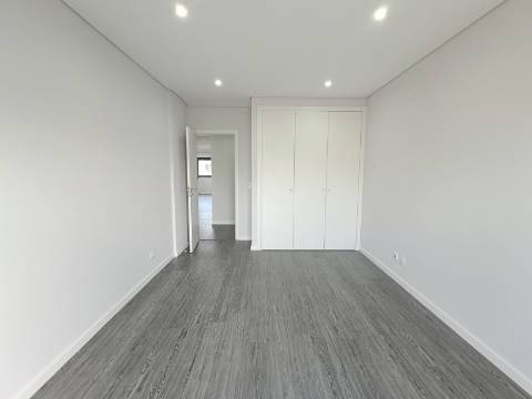 Apartamento T4 em Condomínio com Piscina .