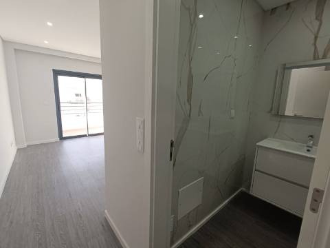 Apartamento T4 em Condomínio com Piscina .