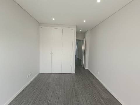 Apartamento T4 em Condomínio com Piscina .